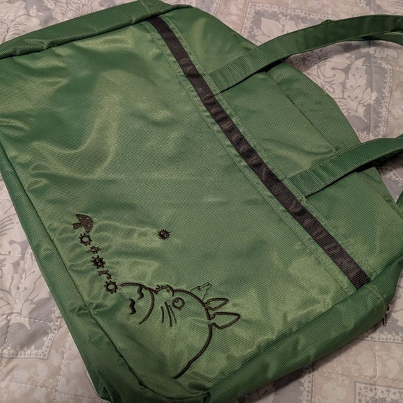Chic Green Tote Bag with Embroidered Motif - Picture 1 of 9